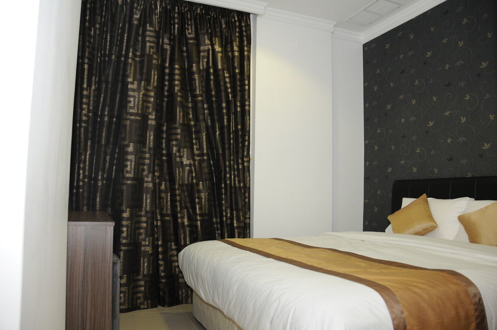 Al Muhanna Plaza Luxury Apartments Kuwait City ภายนอก รูปภาพ